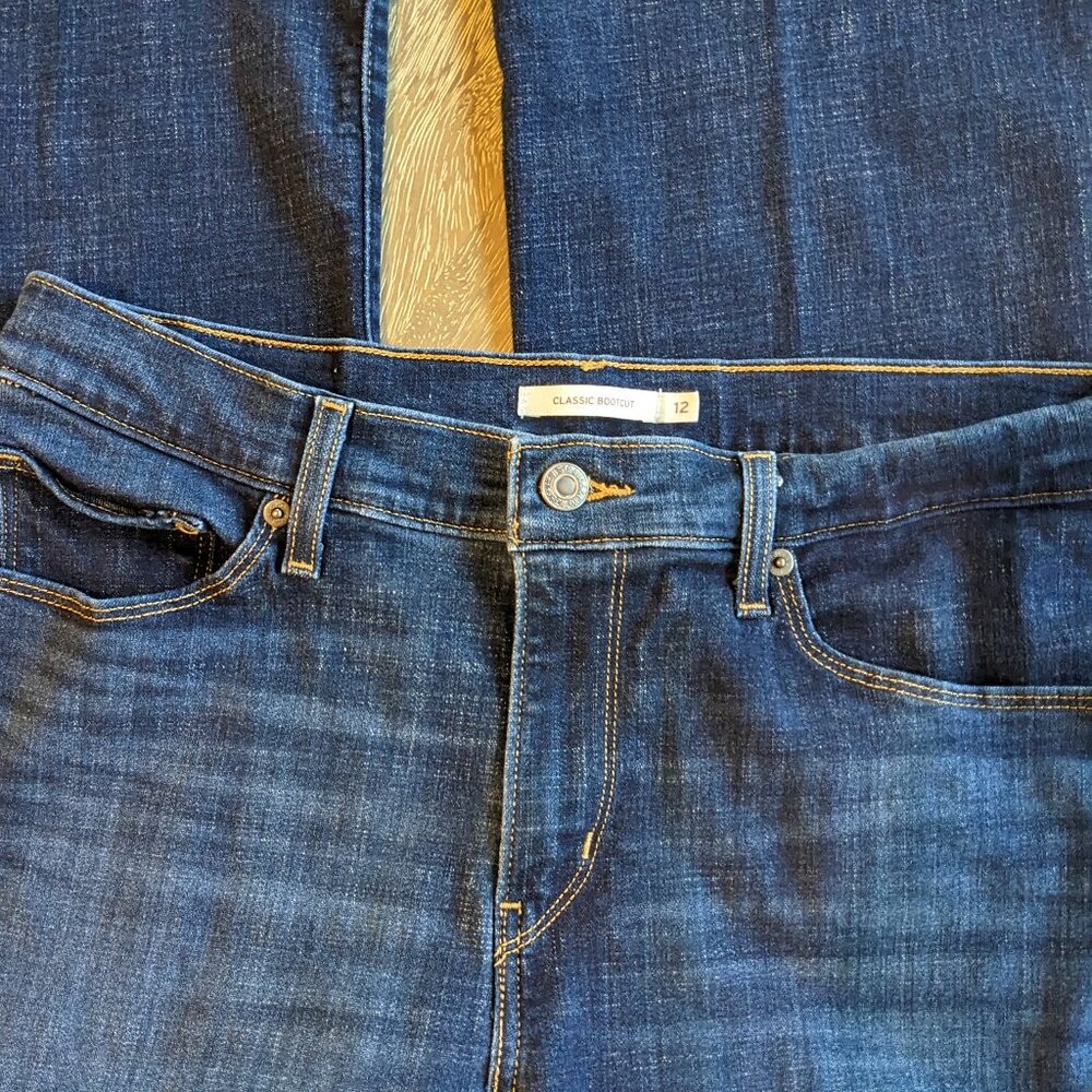 Levis Classic Bootcut Dark Denim Wash, Lightly Distressed, Size 12, W31 x L32